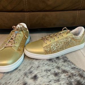 Woman’s fashion sneaker